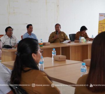 Ujoh Bilang – Bupati Mahakam Ulu (Mahulu), Angela Idang Belawan, yang pada kesempatan ini diwakili oleh Asisten Bidang Pemerintahan dan Kesejahteraan Rakyat, drg. Agustinus Teguh Santoso, M.Adm., Kes., memimpin Rapat Monitoring Pelaksanaan Jaminan Sosial Tenaga Kerja untuk segmen Jasa Konstruksi dan Ekosistem Perangkat Kampung. Kegiatan tersebut berlangsung di Cafetaria Kantor Bupati Lantai I, Senin (24/11/2025) pagi.