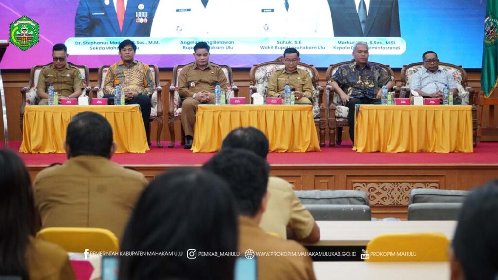 24 NOV Sosialisasi Pembaruan Aplikasi Tanda Tangan Elektronik (TTE) Universal Ujoh Bilang – Wakil Bupati (Wabup) Mahakam Ulu (Mahulu) Suhuk, S.E., membuka secara resmi Sosialisasi Pembaruan Aplikasi Tanda Tangan Elektronik (TTE) Universal, yang digelar di Ballroom Lantai 3 Kantor Bupati Mahulu, Senin (24/11/2025) pagi.