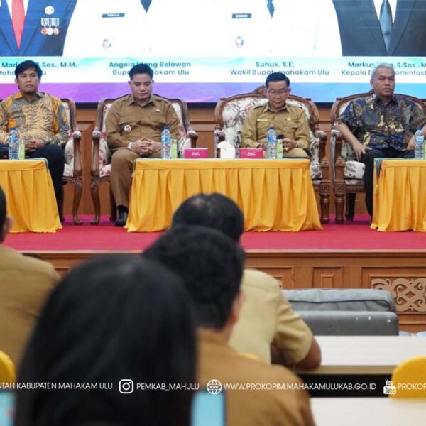 24 NOV Sosialisasi Pembaruan Aplikasi Tanda Tangan Elektronik (TTE) Universal Ujoh Bilang – Wakil Bupati (Wabup) Mahakam Ulu (Mahulu) Suhuk, S.E., membuka secara resmi Sosialisasi Pembaruan Aplikasi Tanda Tangan Elektronik (TTE) Universal, yang digelar di Ballroom Lantai 3 Kantor Bupati Mahulu, Senin (24/11/2025) pagi.