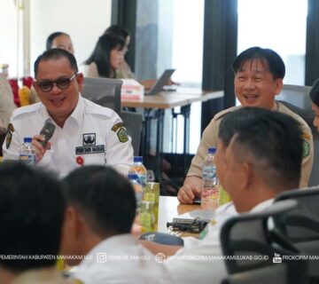 Ujoh Bilang – Bupati Mahakam Ulu (Mahulu), Angela Idang Belawan, yang pada kesempatan ini diwakili Sekretaris Daerah (Sekda) Mahulu, Dr. Stephanus Madang, S.Sos., M.M., secara resmi membuka Rapat Intensifikasi dan Ekstensifikasi Sumber-Sumber Pendapatan Daerah Kabupaten Mahakam Ulu, Rabu (05/11/2025) pagi.