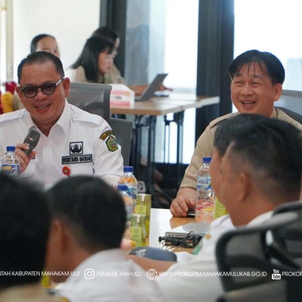 Cover Berita Ujoh Bilang – Bupati Mahakam Ulu (Mahulu), Angela Idang Belawan, yang pada kesempatan ini diwakili Sekretaris Daerah (Sekda) Mahulu, Dr. Stephanus Madang, S.Sos., M.M., secara resmi membuka Rapat Intensifikasi dan Ekstensifikasi Sumber-Sumber Pendapatan Daerah Kabupaten Mahakam Ulu, Rabu (05/11/2025) pagi.