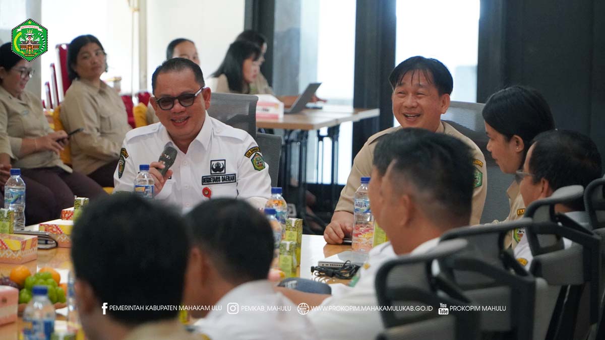 Ujoh Bilang – Bupati Mahakam Ulu (Mahulu), Angela Idang Belawan, yang pada kesempatan ini diwakili Sekretaris Daerah (Sekda) Mahulu, Dr. Stephanus Madang, S.Sos., M.M., secara resmi membuka Rapat Intensifikasi dan Ekstensifikasi Sumber-Sumber Pendapatan Daerah Kabupaten Mahakam Ulu, Rabu (05/11/2025) pagi.