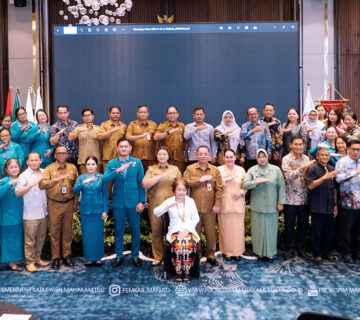 Samarinda - Bupati Mahakam Ulu (Mahulu), Angela Idang Belawan, menghadiri Acara Serah Terima Jabatan (sertijab) Ketua Tim Penggerak (TP) Pemberdayaan dan Kesejahteraan Keluarga (PKK) periode 2025-2030 yang berlangsung di Ballroom Crystal Lt. 3 Hotel Mercure Samarinda. Senin (24/11/25)