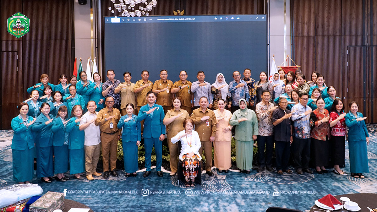 Samarinda - Bupati Mahakam Ulu (Mahulu), Angela Idang Belawan, menghadiri Acara Serah Terima Jabatan (sertijab) Ketua Tim Penggerak (TP) Pemberdayaan dan Kesejahteraan Keluarga (PKK) periode 2025-2030 yang berlangsung di Ballroom Crystal Lt. 3 Hotel Mercure Samarinda. Senin (24/11/25)