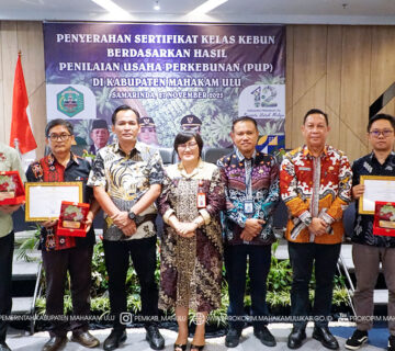 Samarinda – Mewakili Bupati Mahakam Ulu (Mahulu), Angela Idang Belawan, Asisten Administrasi Umum (Asisten III), Kristina Tening, S.H., M.Si., menyerahkan Sertifikat Kelas Kebun Berdasarkan Hasil Penilaian Usaha Perkebunan (PUP) di Kabupaten Mahulu sebagai instrumen evaluasi kinerja perusahaan perkebunan kelapa sawit yang beroperasi di wilayah Kabupaten Mahulu, dilaksanakan di Ruang Classical Lt.3 Hotel Ibis Samarinda. Kamis (27/11/25)
