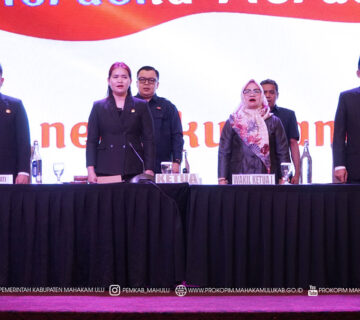 Samarinda – Bupati Mahakam Ulu (Mahulu), Angela Idang Belawan yang dalam kesempatan ini diwakili Wakil Bupati (Wabup) Mahulu Suhuk, S.E., menghadiri sekaligus menyampaikan sambutan dalam Rapat Paripurna Dewan Perwakilan Rakyat Daerah (DPRD) Kabupaten Mahulu, terkait Penetapan Program Pembentukan Peraturan Daerah (Propemperda) Tahun 2026, di Ballroom Lt.17 Hotel Aston Samarinda. Kamis (27/11/25)