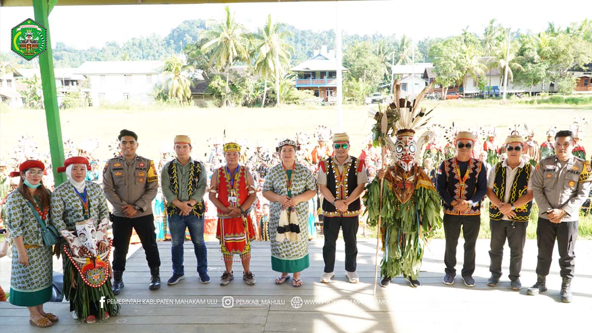 Mamahak Besar – Bupati Mahakam Ulu (Mahulu), Angela Idang Belawan secara resmi membuka Ritual Adat Hudoq Kawit Kampung Mamahak Besar Tahun 2025, yang dilaksanakan di Lapangan Adat Kampung Mamahak Besar, Kecamatan Long Bagun, Sabtu (08/11/2025).