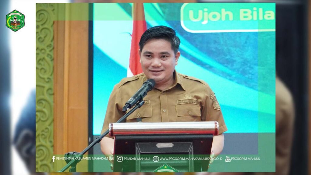 Cover Berita (2) Ujoh Bilang – Wakil Bupati (Wabup) Mahakam Ulu (Mahulu) Suhuk, S.E., resmi membuka Forum Konsultasi Publik terkait Standar Pelayanan dan Survei Kepuasan Masyarakat (SKM) di lingkungan Pemerintah Kabupaten Mahulu Tahun 2025. Kegiatan ini berlangsung di Ballroom Lantai 3 Kantor Bupati Mahulu, Rabu (18/11/2025) pagi.