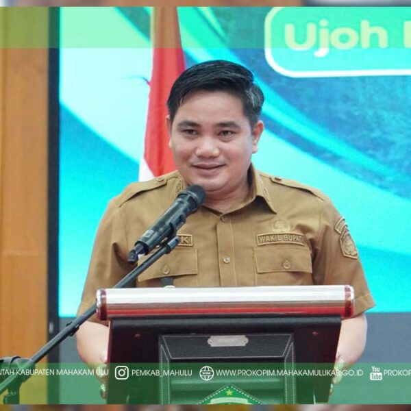 Cover Berita (2) Ujoh Bilang – Wakil Bupati (Wabup) Mahakam Ulu (Mahulu) Suhuk, S.E., resmi membuka Forum Konsultasi Publik terkait Standar Pelayanan dan Survei Kepuasan Masyarakat (SKM) di lingkungan Pemerintah Kabupaten Mahulu Tahun 2025. Kegiatan ini berlangsung di Ballroom Lantai 3 Kantor Bupati Mahulu, Rabu (18/11/2025) pagi.