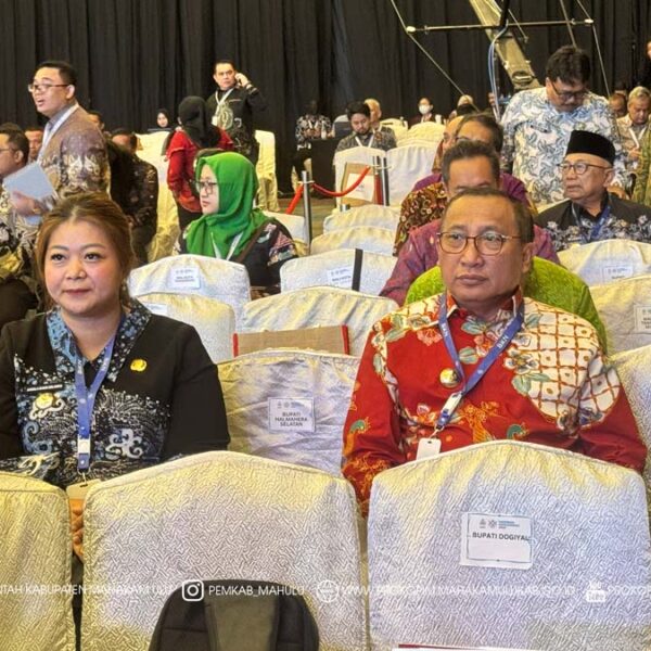 Cover Berita (3) Jakarta — Bupati Mahakam Ulu (Mahulu), Angela Idang Belawan, menghadiri Rapat Koordinasi Nasional (Rakornas) Kepegawaian Tahun 2025 yang diselenggarakan Badan Kepegawaian Negara (BKN) di Hotel Pullman Jakarta Central Park. Rabu (19/11/2025)
