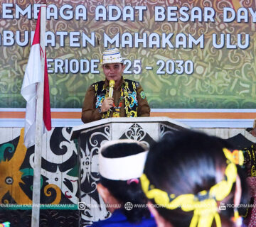Ujoh Bilang - Bupati Mahakam Ulu (Mahulu), Angela Idang Belawan yang dalam hal ini diwakili Wakil Bupati (Wabup), Suhuk,S.E., menghadiri acara Pelantikan Pengurus Lembaga Adat Besar Dayak Kenyah Kabupaten Mahakam Ulu Masa Bakti 2025–2030 di Amin Aded Lepoq Batu Majang. Senin (10/11/25) 