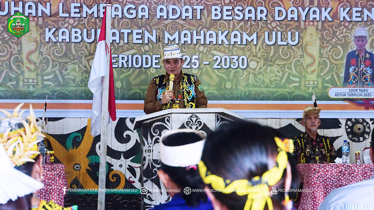 Ujoh Bilang - Bupati Mahakam Ulu (Mahulu), Angela Idang Belawan yang dalam hal ini diwakili Wakil Bupati (Wabup), Suhuk,S.E., menghadiri acara Pelantikan Pengurus Lembaga Adat Besar Dayak Kenyah Kabupaten Mahakam Ulu Masa Bakti 2025–2030 di Amin Aded Lepoq Batu Majang. Senin (10/11/25)