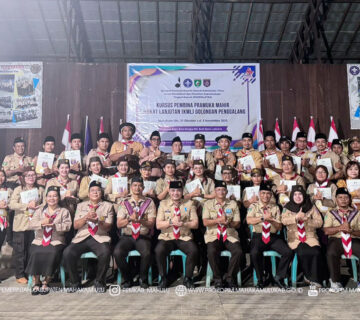 Ujoh Bilang – Bupati Mahakam Ulu (Mahulu), Angela Idang Belawan yang dalam kesempatan ini diwakili Wakil Bupati (Wabup), Suhuk, S.E., secara resmi menutup kegiatan Kursus Mahir Lanjutan (KML) Golongan Penggalang Kwartir Daerah Kalimantan Timur Tahun 2025, yang dilaksanakan di Bumi Perkemahan Pramuka Tanaa Mekaam Jaya Kampung Long Melaham. Selasa Malam (04/11/25)