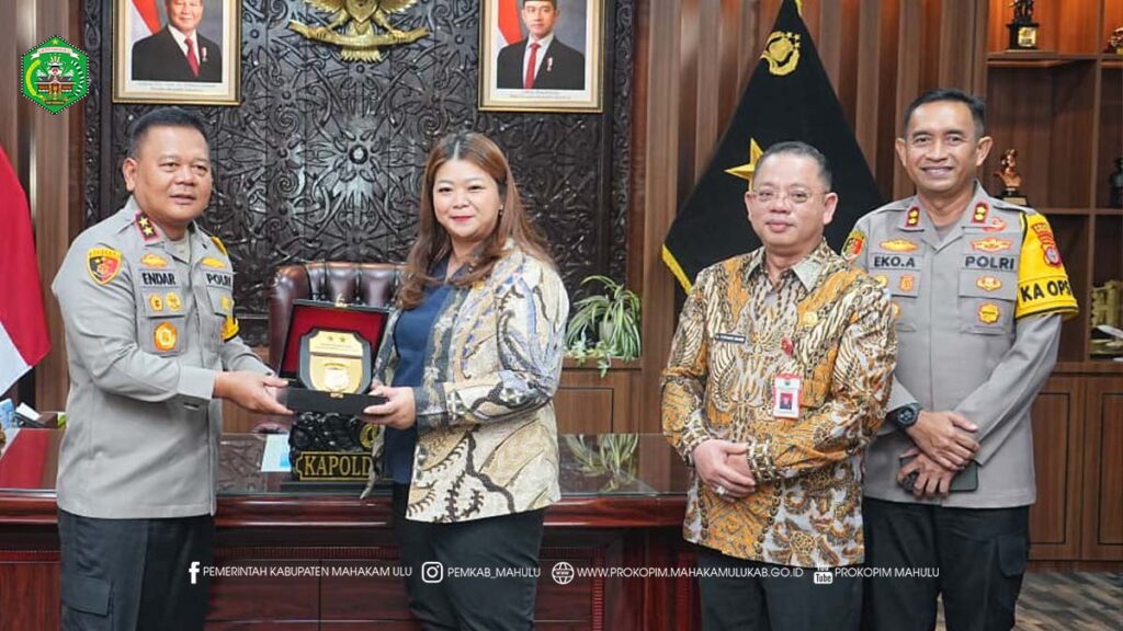 Cover Berita (4) Balikpapan – Bupati Mahakam Ulu (Mahulu), Angela Idang Belawan, didampingi Sekretaris Daerah Mahulu, Dr. Stephanus, S.Sos., M.M., melakukan audiensi dengan Kepala Kepolisian Daerah Kalimantan Timur (Kapolda Kaltim) Brigjen Pol Endar Priantoro, S.H., S.I.K., C.F.E., M.H., di Mapolda Kaltim, Balikpapan. Jumat (21/11/2025)