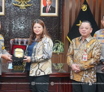 Balikpapan – Bupati Mahakam Ulu (Mahulu), Angela Idang Belawan, didampingi Sekretaris Daerah Mahulu, Dr. Stephanus, S.Sos., M.M., melakukan audiensi dengan Kepala Kepolisian Daerah Kalimantan Timur (Kapolda Kaltim) Brigjen Pol Endar Priantoro, S.H., S.I.K., C.F.E., M.H., di Mapolda Kaltim, Balikpapan. Jumat (21/11/2025)