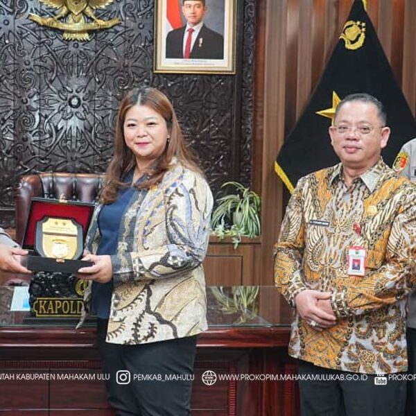 Cover Berita (4) Balikpapan – Bupati Mahakam Ulu (Mahulu), Angela Idang Belawan, didampingi Sekretaris Daerah Mahulu, Dr. Stephanus, S.Sos., M.M., melakukan audiensi dengan Kepala Kepolisian Daerah Kalimantan Timur (Kapolda Kaltim) Brigjen Pol Endar Priantoro, S.H., S.I.K., C.F.E., M.H., di Mapolda Kaltim, Balikpapan. Jumat (21/11/2025)
