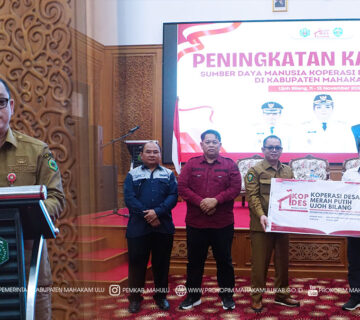 Ujoh Bilang - Pemerintah Kabupaten (Pemkab) Mahakam Ulu (Mahulu) terus berkomitmen memperkuat kemandirian ekonomi masyarakat melalui pemberdayaan koperasi desa. Komitmen ini ditegaskan oleh Bupati Mahakam Ulu, Angela Idang Belawan yang dalam kesempatan ini diwakili Sekretaris Daerah (Sekda), Dr. Stephanus Madang, S.Sos., M.M., saat membuka kegiatan Peningkatan Kapasitas SDM Koperasi Desa Merah Putih (KDMP) yang digelar di Ballroom Kantor Bupati, Lt.3, Selasa (11/11/25).