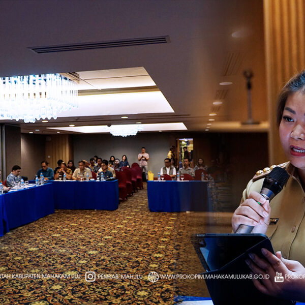 Cover Berita (5) Balikpapan – Bupati Mahakam Ulu (Mahulu), Angela Idang Belawan, secara resmi membuka Rapat Teknis Evaluasi Percepatan Pelaksanaan Pembangunan Kawasan Perdesaan dan Sinkronisasi Program Kegiatan Organisasi Perangkat Daerah (OPD) dengan Pemerintah Kampung, yang dilaksanakan di Bontang Room Lt. 4 Bluesky Hotel. Selasa (25/11/25)