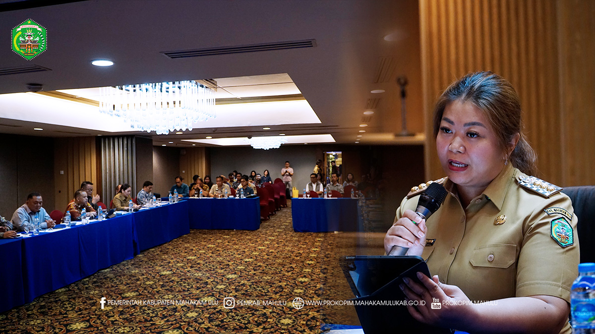 Balikpapan – Bupati Mahakam Ulu (Mahulu), Angela Idang Belawan, secara resmi membuka Rapat Teknis Evaluasi Percepatan Pelaksanaan Pembangunan Kawasan Perdesaan dan Sinkronisasi Program Kegiatan Organisasi Perangkat Daerah (OPD) dengan Pemerintah Kampung, yang dilaksanakan di Bontang Room Lt. 4 Bluesky Hotel. Selasa (25/11/25)