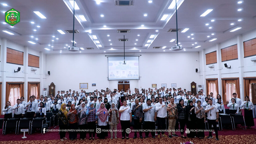 Cover Berita (5) Samarinda – Bupati Mahakam Ulu (Mahulu), Angela Idang Belawan secara resmi menutup Pelatihan Dasar (Latsar) Calon Pegawai Negeri Sipil (CPNS) Golongan II dan III Angkatan Tahun 2025, di Aula Gedung Badan Pengembangan Sumber Daya Manusia Pemerintah Provinsi Kalimantan Timur (Kaltim). Rabu (26/11/25)