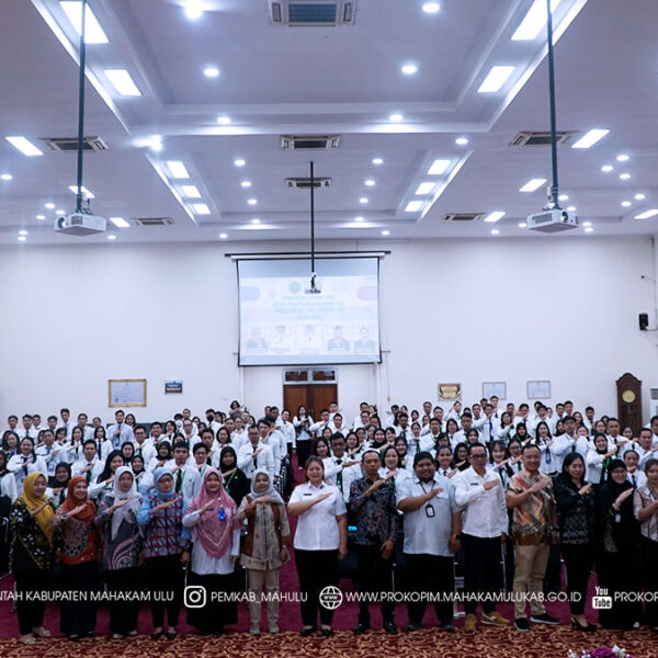 Cover Berita (5) Samarinda – Bupati Mahakam Ulu (Mahulu), Angela Idang Belawan secara resmi menutup Pelatihan Dasar (Latsar) Calon Pegawai Negeri Sipil (CPNS) Golongan II dan III Angkatan Tahun 2025, di Aula Gedung Badan Pengembangan Sumber Daya Manusia Pemerintah Provinsi Kalimantan Timur (Kaltim). Rabu (26/11/25)