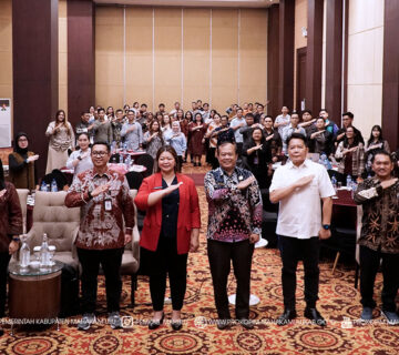 Samarinda – Bupati Mahakam Ulu (Mahulu), Angela Idang Belawan, secara resmi membuka kegiatan Finalisasi Penyusunan Rencana Aksi Penerapan Standar Pelayanan Minimal (SPM) Kabupaten Mahulu Tahun 2025 – 2029, di Ballroom Lt.17 Hotel Aston Samarinda, Jumat (28/11/25)