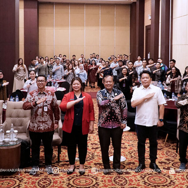 Cover Berita (7) Samarinda – Bupati Mahakam Ulu (Mahulu), Angela Idang Belawan, secara resmi membuka kegiatan Finalisasi Penyusunan Rencana Aksi Penerapan Standar Pelayanan Minimal (SPM) Kabupaten Mahulu Tahun 2025 – 2029, di Ballroom Lt.17 Hotel Aston Samarinda, Jumat (28/11/25)