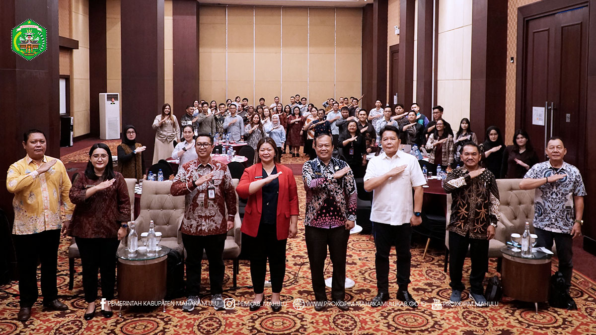 Samarinda – Bupati Mahakam Ulu (Mahulu), Angela Idang Belawan, secara resmi membuka kegiatan Finalisasi Penyusunan Rencana Aksi Penerapan Standar Pelayanan Minimal (SPM) Kabupaten Mahulu Tahun 2025 – 2029, di Ballroom Lt.17 Hotel Aston Samarinda, Jumat (28/11/25)