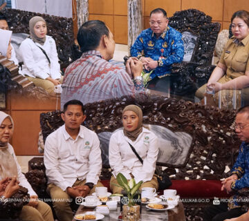 Samarinda – Bupati Mahakam Ulu (Mahulu), Angela Idang Belawan, didampingi Sekretaris Daerah Mahulu, Dr. Stephanus Madang, S.Sos., M.M., menggelar audiensi dengan Balai Konservasi Sumber Daya Alam (BKSDA) Provinsi Kalimantan Timur, dalam hal ini Kepala Balai BKSDA Kaltim, Matheas Ari Wibawanto, yang membahas program konservasi Badak Kalimantan, di Hotel Puri Senyiur, Samarinda. Senin (17/11/2025)