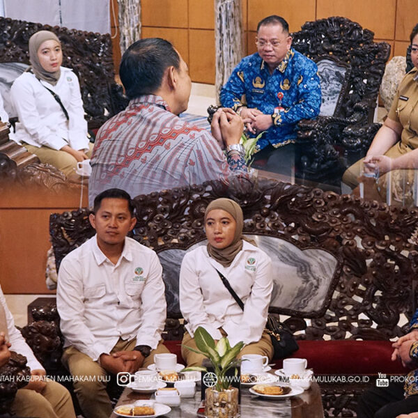 Cover Berita Samarinda – Bupati Mahakam Ulu (Mahulu), Angela Idang Belawan, didampingi Sekretaris Daerah Mahulu, Dr. Stephanus Madang, S.Sos., M.M., menggelar audiensi dengan Balai Konservasi Sumber Daya Alam (BKSDA) Provinsi Kalimantan Timur, dalam hal ini Kepala Balai BKSDA Kaltim, Matheas Ari Wibawanto, yang membahas program konservasi Badak Kalimantan, di Hotel Puri Senyiur, Samarinda. Senin (17/11/2025)