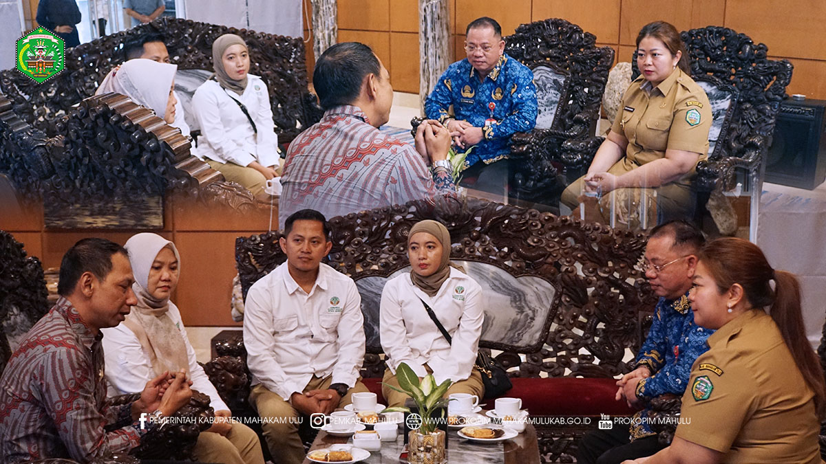 Samarinda – Bupati Mahakam Ulu (Mahulu), Angela Idang Belawan, didampingi Sekretaris Daerah Mahulu, Dr. Stephanus Madang, S.Sos., M.M., menggelar audiensi dengan Balai Konservasi Sumber Daya Alam (BKSDA) Provinsi Kalimantan Timur, dalam hal ini Kepala Balai BKSDA Kaltim, Matheas Ari Wibawanto, yang membahas program konservasi Badak Kalimantan, di Hotel Puri Senyiur, Samarinda. Senin (17/11/2025)