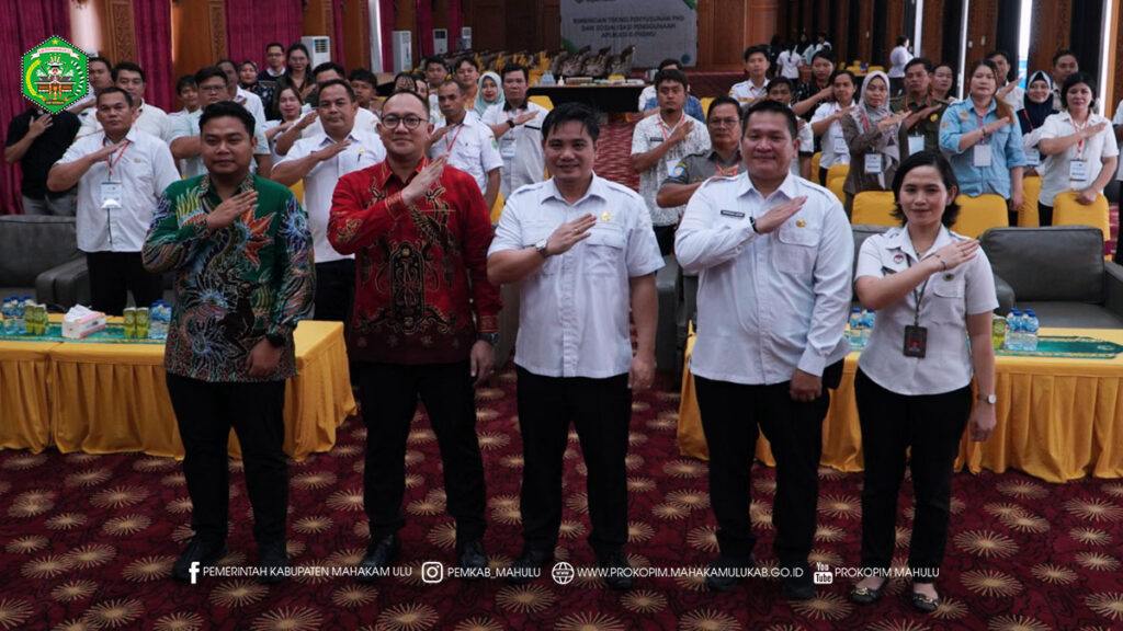 Cover Berita Ujoh Bilang – Wakil Bupati (Wabup) Mahakam Ulu (Mahulu) Suhuk, S.E., secara resmi membuka Launching Sistem Aplikasi E-PHDMU dan Bimbingan Teknis (Bimtek) Penyusunan Produk Hukum Daerah yang difasilitasi oleh Bagian Hukum Sekretariat Daerah Mahulu. Kegiatan ini berlangsung di Ballroom Lantai 3 Kantor Bupati Mahulu, Rabu (19/11/2025) pagi.