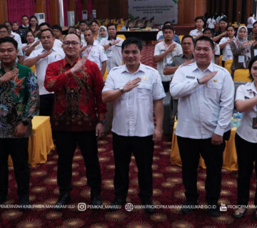 Ujoh Bilang – Wakil Bupati (Wabup) Mahakam Ulu (Mahulu) Suhuk, S.E., secara resmi membuka Launching Sistem Aplikasi E-PHDMU dan Bimbingan Teknis (Bimtek) Penyusunan Produk Hukum Daerah yang difasilitasi oleh Bagian Hukum Sekretariat Daerah Mahulu. Kegiatan ini berlangsung di Ballroom Lantai 3 Kantor Bupati Mahulu, Rabu (19/11/2025) pagi.