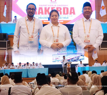 Samarinda – Bupati Mahakam Ulu (Mahulu), Angela Idang Belawan, menghadiri kegiatan Rapat Kerja Daerah (Rakerda) Partai Gerakan Indonesia Raya (Gerindra) Provinsi Kalimantan Timur (Kaltim), yang digelar di Ballroom Hotel Puri Senyiur, Samarinda. Minggu (23/11/2025)