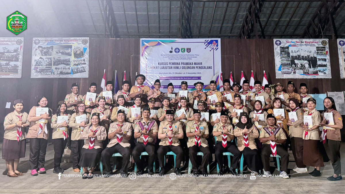 Ujoh Bilang – Bupati Mahakam Ulu (Mahulu), Angela Idang Belawan yang dalam kesempatan ini diwakili Wakil Bupati (Wabup), Suhuk, S.E., secara resmi menutup kegiatan Kursus Mahir Lanjutan (KML) Golongan Penggalang Kwartir Daerah Kalimantan Timur Tahun 2025, yang dilaksanakan di Bumi Perkemahan Pramuka Tanaa Mekaam Jaya Kampung Long Melaham. Selasa Malam (04/11/25)