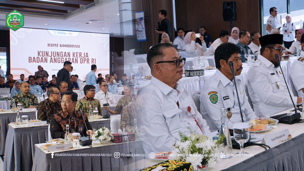 Cover Berita1 IKN — Bupati Mahakam Ulu (Mahulu) Angela Idang Belawan, diwakili oleh Sekretaris Daerah (Sekda) Mahulu, Dr. Stephanus Madang, S.Sos., M.M., menghadiri Rapat Kerja (Rakor) dalam rangka Kunjungan Kerja Tim Badan Anggaran (Banggar) DPR RI ke Provinsi Kalimantan Timur, yang berlangsung di Gedung Kemenko 3, Nusantara, OIKN. Rabu (19/11/2025)