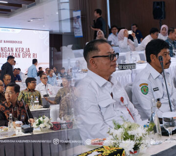 IKN — Bupati Mahakam Ulu (Mahulu) Angela Idang Belawan, diwakili oleh Sekretaris Daerah (Sekda) Mahulu, Dr. Stephanus Madang, S.Sos., M.M., menghadiri Rapat Kerja (Rakor) dalam rangka Kunjungan Kerja Tim Badan Anggaran (Banggar) DPR RI ke Provinsi Kalimantan Timur, yang berlangsung di Gedung Kemenko 3, Nusantara, OIKN. Rabu (19/11/2025)