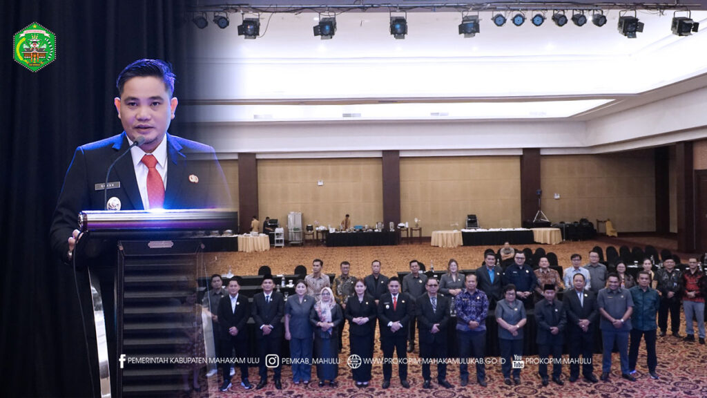 Cover Berita1 Samarinda – Mewakili Bupati Mahakam Ulu (Mahulu), Angela Idang Belawan, Wakil Bupati (Wabup) Mahulu, Suhuk, S.E., secara resmi menandatangani Persetujuan Bersama Rancangan Peraturan Daerah tentang Anggaran Pendapatan dan Belanja Daerah (APBD) Tahun Anggaran 2026 dalam Agenda kedua Rapat Paripurna, yang berlangsung di Ballroom Lt.17 Hotel Aston Samarinda. Kamis (27/11/25)