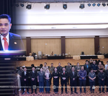 Samarinda – Mewakili Bupati Mahakam Ulu (Mahulu), Angela Idang Belawan, Wakil Bupati (Wabup) Mahulu, Suhuk, S.E., secara resmi menandatangani Persetujuan Bersama Rancangan Peraturan Daerah tentang Anggaran Pendapatan dan Belanja Daerah (APBD) Tahun Anggaran 2026 dalam Agenda kedua Rapat Paripurna, yang berlangsung di Ballroom Lt.17 Hotel Aston Samarinda. Kamis (27/11/25)