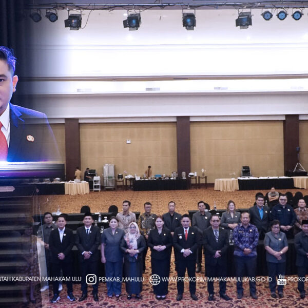 Cover Berita1 Samarinda – Mewakili Bupati Mahakam Ulu (Mahulu), Angela Idang Belawan, Wakil Bupati (Wabup) Mahulu, Suhuk, S.E., secara resmi menandatangani Persetujuan Bersama Rancangan Peraturan Daerah tentang Anggaran Pendapatan dan Belanja Daerah (APBD) Tahun Anggaran 2026 dalam Agenda kedua Rapat Paripurna, yang berlangsung di Ballroom Lt.17 Hotel Aston Samarinda. Kamis (27/11/25)