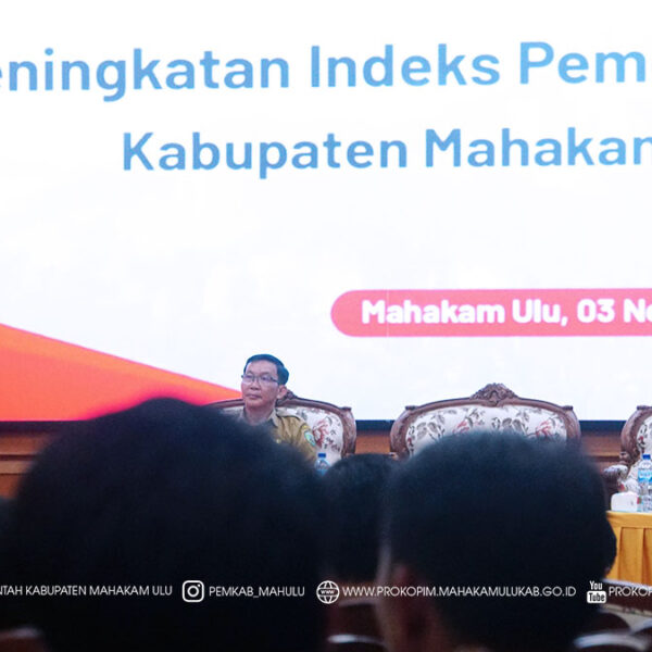 Cover Berita1 Ujoh Bilang – Bupati Mahakam Ulu (Mahulu), Angela Idang Belawan yang dalam hal ini diwakili oleh Wakil Bupati Suhuk, S.E., membuka Seminar Peningkatan Indeks Pemerintahan Digital (IPD) Kabupaten Mahulu yang digelar di Ballroom Lt. 3 Kantor Bupati. Senin (03/11/25)