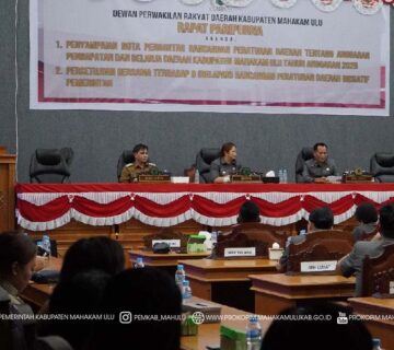 Ujoh Bilang – Bupati Mahakam Ulu (Mahulu), Angela Idang Belawan, didampingi Wakil Bupati (Wabup), Suhuk, S.E., menyampaikan Nota Pengantar Keuangan Rancangan Peraturan Daerah tentang Anggaran Pendapatan dan Belanja Daerah (APBD) Kabupaten Mahakam Ulu Tahun Anggaran 2026 pada Rapat Paripurna DPRD Mahulu. Rapat berlangsung di Ruang Rapat Paripurna lantai 2 Kantor DPRD Mahulu, Senin (10/11/2025).