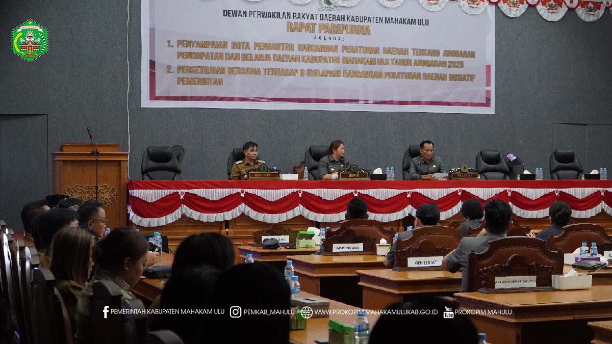 Ujoh Bilang – Bupati Mahakam Ulu (Mahulu), Angela Idang Belawan, didampingi Wakil Bupati (Wabup), Suhuk, S.E., menyampaikan Nota Pengantar Keuangan Rancangan Peraturan Daerah tentang Anggaran Pendapatan dan Belanja Daerah (APBD) Kabupaten Mahakam Ulu Tahun Anggaran 2026 pada Rapat Paripurna DPRD Mahulu. Rapat berlangsung di Ruang Rapat Paripurna lantai 2 Kantor DPRD Mahulu, Senin (10/11/2025).