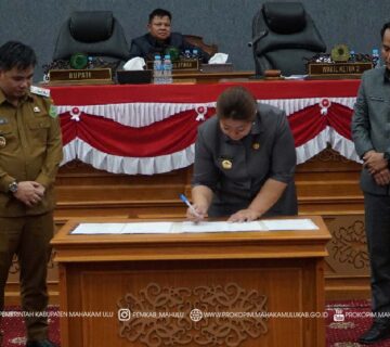 Ujoh Bilang – Bupati Mahakam Ulu (Mahulu), Angela Idang Belawan menghadiri Rapat Paripurna Dewan Perwakilan Rakyat Daerah (DPRD) Kabupaten Mahulu dalam rangka persetujuan bersama atas 8 (delapan) Rancangan Peraturan Daerah (Raperda). Rapat berlangsung di Ruang Rapat Paripurna Lantai 2 Kantor DPRD Mahulu, Senin (10/11/2025).