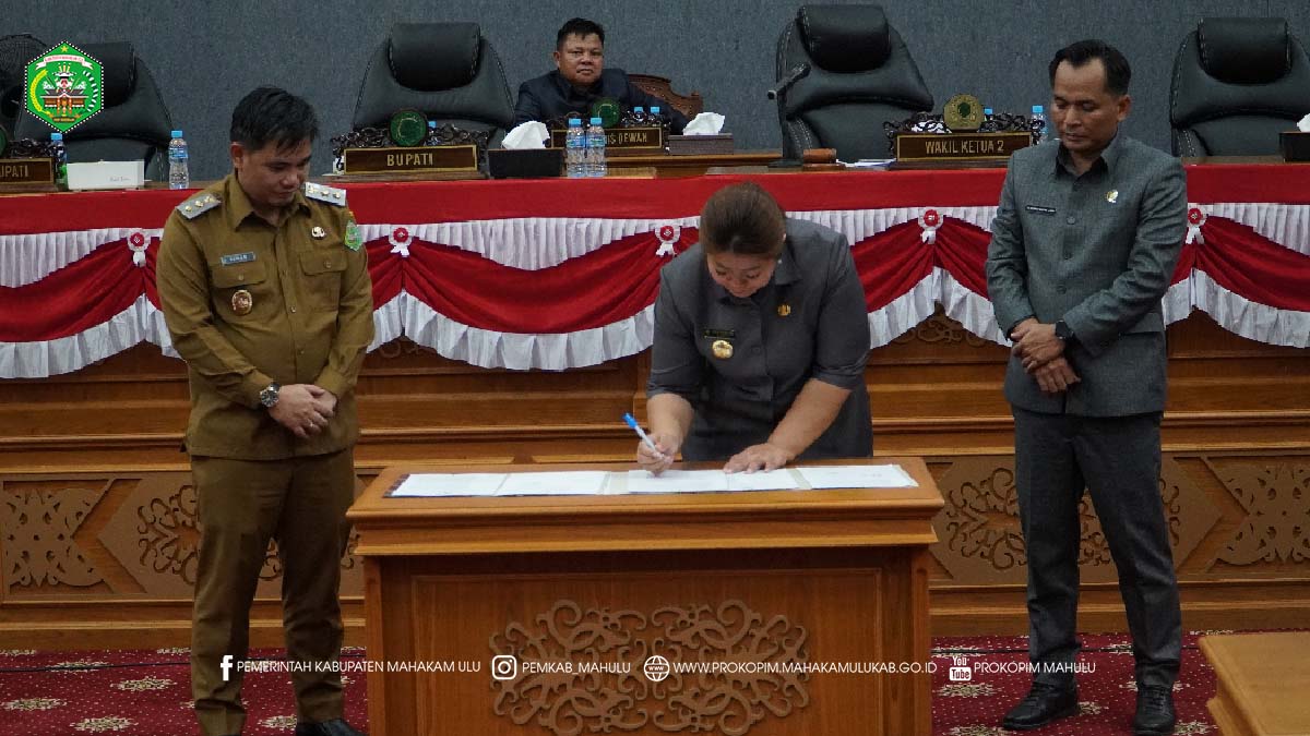 Ujoh Bilang – Bupati Mahakam Ulu (Mahulu), Angela Idang Belawan menghadiri Rapat Paripurna Dewan Perwakilan Rakyat Daerah (DPRD) Kabupaten Mahulu dalam rangka persetujuan bersama atas 8 (delapan) Rancangan Peraturan Daerah (Raperda). Rapat berlangsung di Ruang Rapat Paripurna Lantai 2 Kantor DPRD Mahulu, Senin (10/11/2025).