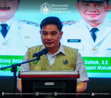 Ujoh Bilang – Wakil Bupati (Wabup) Mahakam Ulu (Mahulu), Suhuk, S.E., secara resmi mengukuhkan Pengurus Forum Lalu Lintas dan Angkutan Jalan (FLLAJ) Kabupaten Mahulu, dalam acara yang berlangsung khidmat di Ballroom Lantai III Kantor Bupati Mahulu, Rabu (05/11/2025) siang.