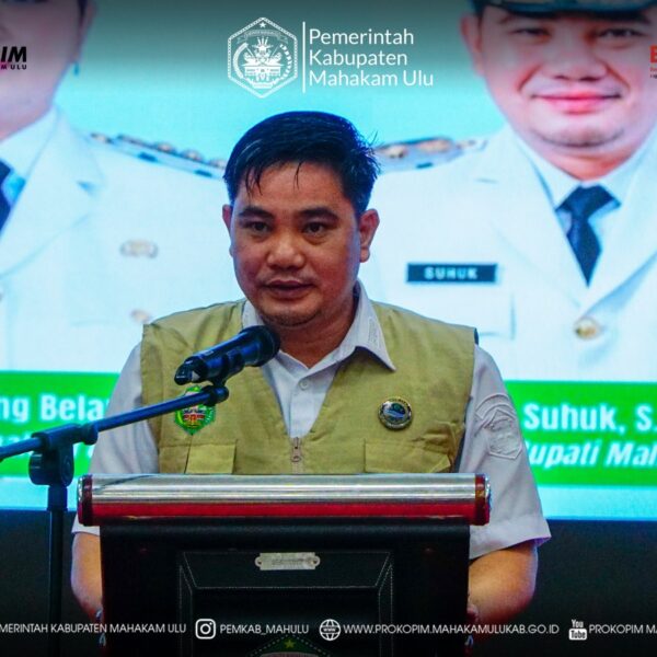 WhatsApp Image 2025-11-06 at 09.32.43 Ujoh Bilang – Wakil Bupati (Wabup) Mahakam Ulu (Mahulu), Suhuk, S.E., secara resmi mengukuhkan Pengurus Forum Lalu Lintas dan Angkutan Jalan (FLLAJ) Kabupaten Mahulu, dalam acara yang berlangsung khidmat di Ballroom Lantai III Kantor Bupati Mahulu, Rabu (05/11/2025) siang.