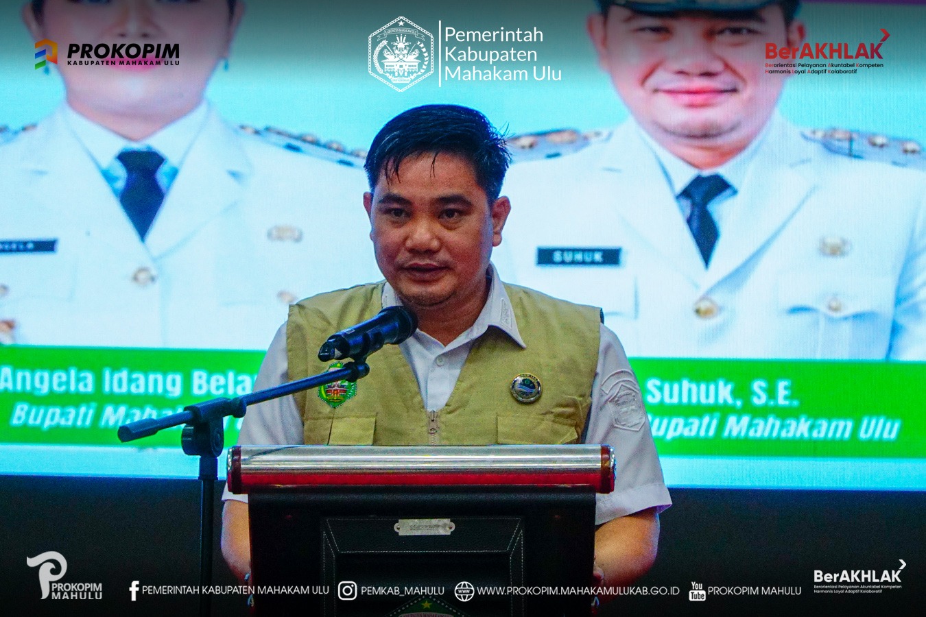 Ujoh Bilang – Wakil Bupati (Wabup) Mahakam Ulu (Mahulu), Suhuk, S.E., secara resmi mengukuhkan Pengurus Forum Lalu Lintas dan Angkutan Jalan (FLLAJ) Kabupaten Mahulu, dalam acara yang berlangsung khidmat di Ballroom Lantai III Kantor Bupati Mahulu, Rabu (05/11/2025) siang.