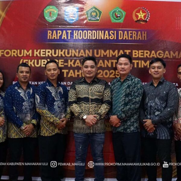 1 FKUB Paser — Bupati Mahakam Ulu (Mahulu), Angela Idang Belawan, yang diwakili Wakil Bupati (Wabup) Mahulu, Suhuk, S.E., menghadiri Pembukaan dan Welcome Party Forum Kerukunan Umat Beragama (FKUB), dalam rangka Rapat Koordinasi FKUB se-Kalimantan Timur Tahun 2025, yang digelar di Ballroom Lantai 1, Kyriad Hotel Sadurengas Paser. Rabu (03/12/2025) malam.