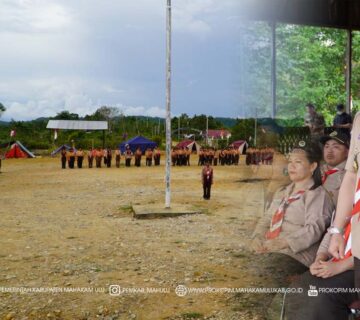 Ujoh Bilang – Gerakan Pramuka memiliki peran strategis dalam membentuk karakter dan kualitas sumber daya manusia Indonesia. Melalui pendidikan non formal, Pramuka menjadi wadah pembinaan nilai-nilai kedisiplinan, kepemimpinan, kemandirian, serta kecintaan terhadap Tanah Air. Dari gerakan inilah lahir generasi yang tangguh, cerdas, dan bermoral kuat.